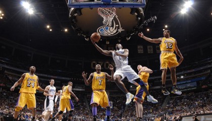 开云体育-深圳队对阵上海队，乔治攻防转换核心，撕裂对手防线的闪电战