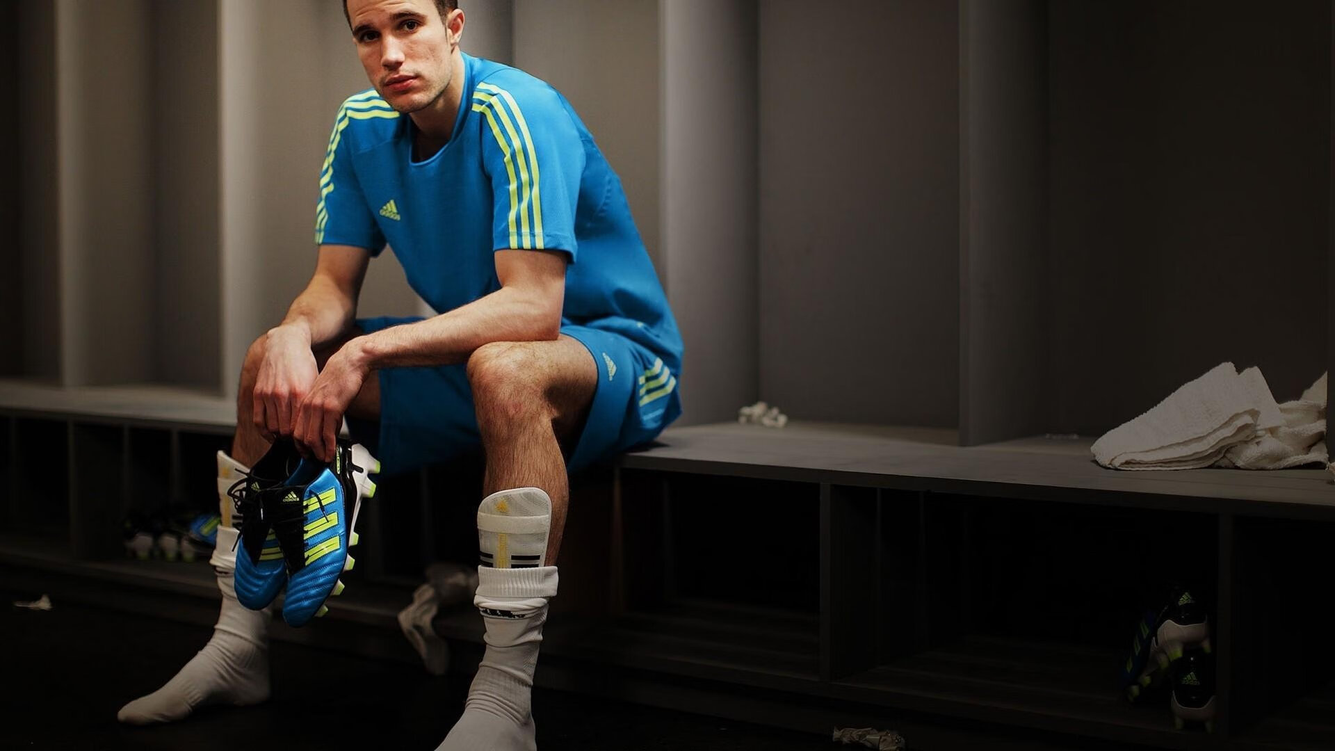 沙漠之盾与北欧风暴，范戴克领衔荷兰防线，沙特控球优势难破芬兰铁桶